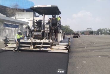 Pengaspalan jalan di halaman luar Stadion Kanjuruhan yang dilaksanakan oleh DPUBM Kabupaten Malang (DPUBM for blok-a.com)