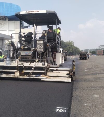 Pengaspalan jalan di halaman luar Stadion Kanjuruhan yang dilaksanakan oleh DPUBM Kabupaten Malang (DPUBM for blok-a.com)