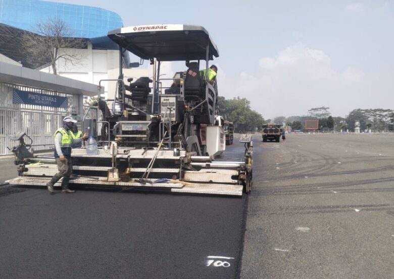 Pengaspalan jalan di halaman luar Stadion Kanjuruhan yang dilaksanakan oleh DPUBM Kabupaten Malang (DPUBM for blok-a.com)