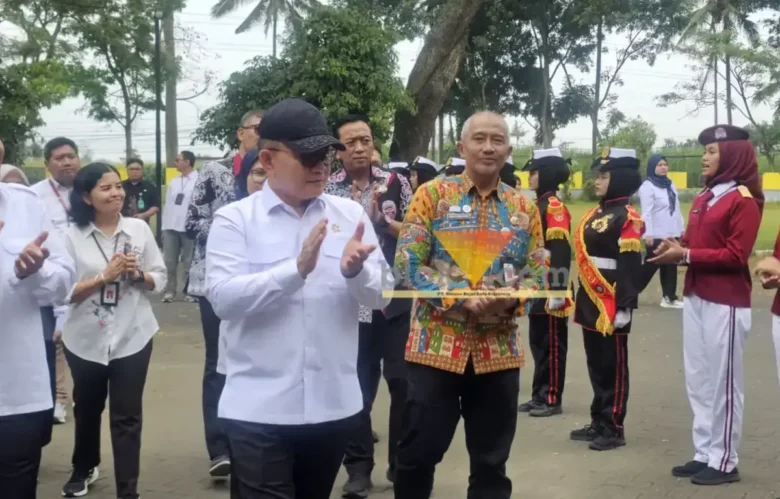 Kepala Staf Kepresidenan (KSP) Jenderal (Purn) Dudung Abdurachman saat mengunjungi Sekolah Rakyat yang berada di Tlogowaru (foto: Blok-a.com / Yogga Ardiawan)