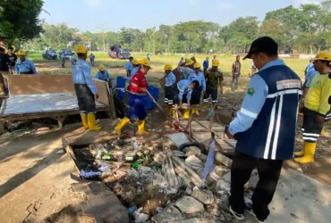 Kegiatan kerja bakti oleh DLH Kota Malang untuk pulihkan fungsi RTH Buring (foto: istimewa)