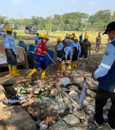 Kegiatan kerja bakti oleh DLH Kota Malang untuk pulihkan fungsi RTH Buring (foto: istimewa)