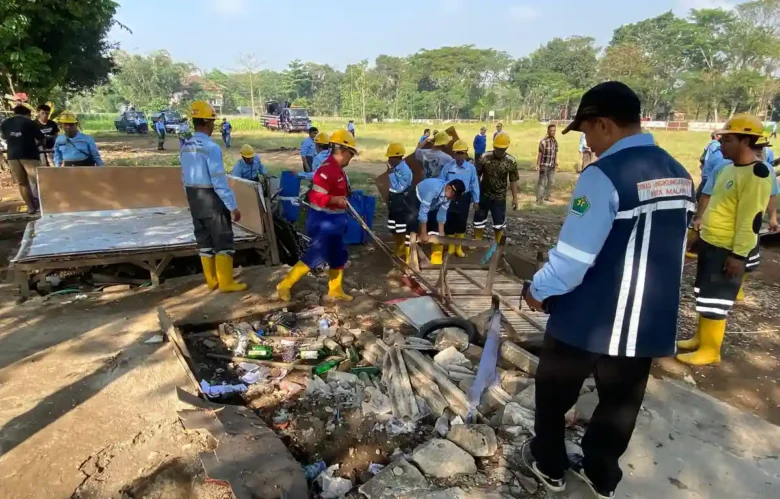 Kegiatan kerja bakti oleh DLH Kota Malang untuk pulihkan fungsi RTH Buring (foto: istimewa)