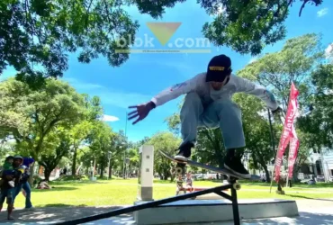 Komunitas skateboard yang menjajal skatepark di kawasan Alun-alun Merdeka Malang (foto: Blok-a.com / M Berril Labiq)