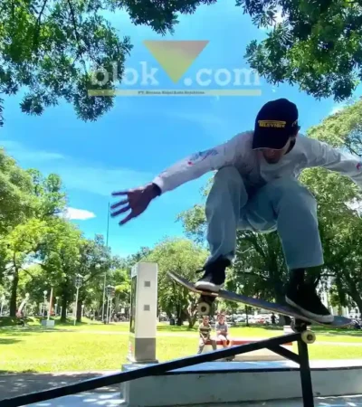 Komunitas skateboard yang menjajal skatepark di kawasan Alun-alun Merdeka Malang (foto: Blok-a.com / M Berril Labiq)
