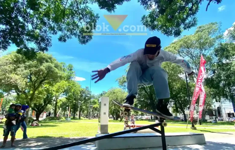 Komunitas skateboard yang menjajal skatepark di kawasan Alun-alun Merdeka Malang (foto: Blok-a.com / M Berril Labiq)