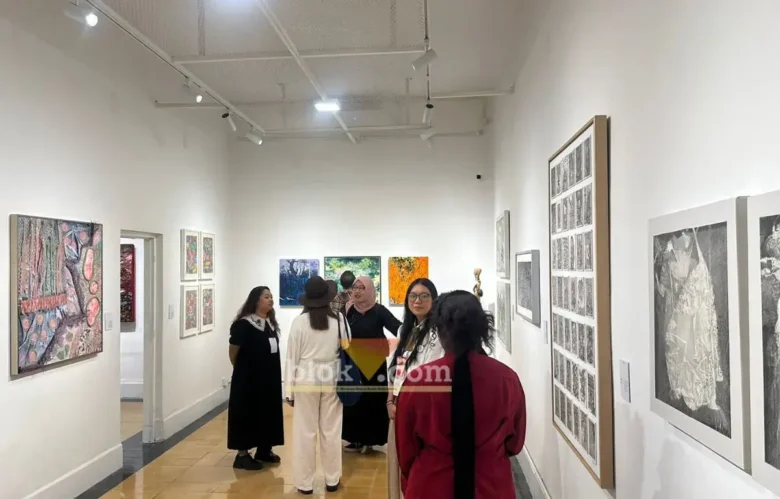 Pameran perdana bertajuk Mukadimah di ArtMeru Gallery menghadirkan karya dari 22 seniman lintas generasi asal Malang dan Jawa Timur (foto: Blok-a.com / M Berril Labiq)