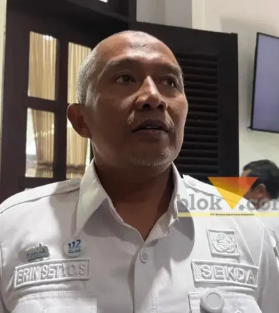 Sekretaris Daerah Kota Malang, Erik Setyo Santoso saat diwawancarai awak media (foto: Blok-a.com / Yogga Ardiawan)