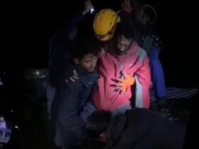 Evakuasi yang diduga pendaki ilegal di kawasan Gunung Semeru (tangkapan layar)