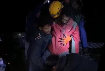 Evakuasi yang diduga pendaki ilegal di kawasan Gunung Semeru (tangkapan layar)