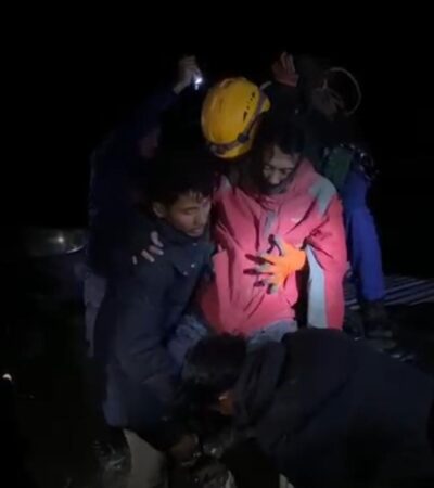 Evakuasi yang diduga pendaki ilegal di kawasan Gunung Semeru (tangkapan layar)
