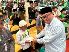 Rektor Unisma, Prof Junaidi saat memberikan santunan kepada anak yatim pada peringatan 10 Muharram 1448H. (blok-a.com / M Berril Labiq)