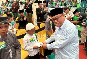 Rektor Unisma, Prof Junaidi saat memberikan santunan kepada anak yatim pada peringatan 10 Muharram 1448H. (blok-a.com / M Berril Labiq)