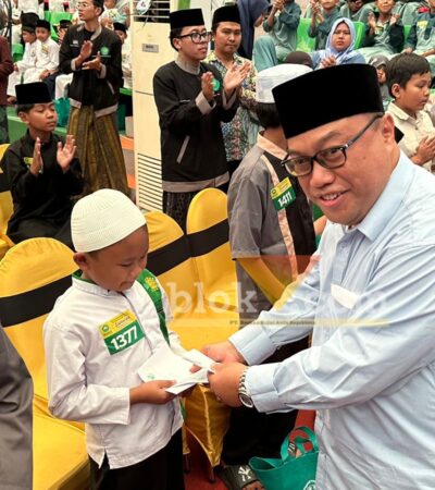 Rektor Unisma, Prof Junaidi saat memberikan santunan kepada anak yatim pada peringatan 10 Muharram 1448H. (blok-a.com / M Berril Labiq)