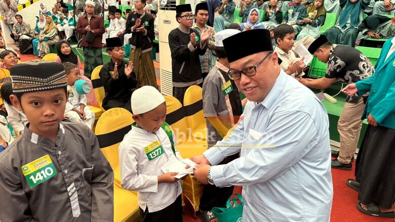 Rektor Unisma, Prof Junaidi saat memberikan santunan kepada anak yatim pada peringatan 10 Muharram 1448H. (blok-a.com / M Berril Labiq)