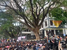 Ratusan mahasiswa yang berkumpul dan melaksanakan aksi demonstrasi di depan Kantor DPRD Kota Malang (foto: Blok-a.com/Bob Bimantara)