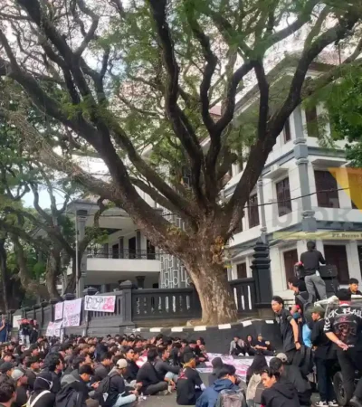 Ratusan mahasiswa yang berkumpul dan melaksanakan aksi demonstrasi di depan Kantor DPRD Kota Malang (foto: Blok-a.com/Bob Bimantara)