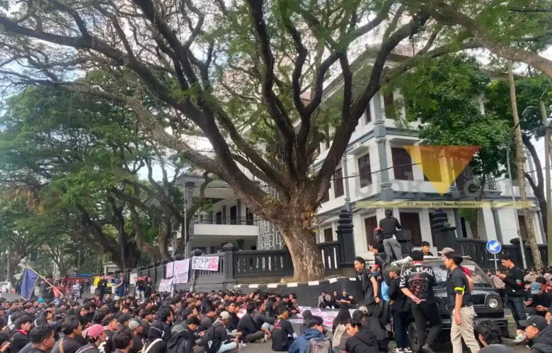 Ratusan mahasiswa yang berkumpul dan melaksanakan aksi demonstrasi di depan Kantor DPRD Kota Malang (foto: Blok-a.com/Bob Bimantara)