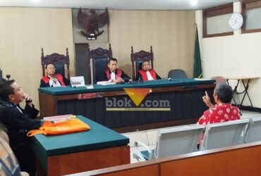 Sidang Perdana Dugaan Penyerobotan Lahan di PN Malang Memanas, Terdakwa, Waspada Silas Tarigan sempat protes ke majelis hakim (blok-a.com / Yogga Ardiawan)