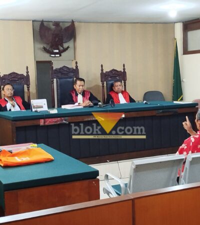 Sidang Perdana Dugaan Penyerobotan Lahan di PN Malang Memanas, Terdakwa, Waspada Silas Tarigan sempat protes ke majelis hakim (blok-a.com / Yogga Ardiawan)