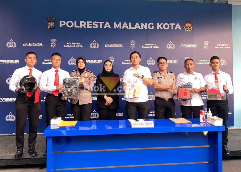Kasatreskrim Polresta Malang Kota, AKP Rakhmad Aji Prabowo, saat menyampaikan keterangan pers terkait pengungkapan kasus penjambretan lansia di kawasan Polehan, Kecamatan Blimbing, Kota Malang. (blok-a.com / M Berril Labiq)