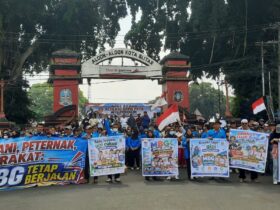 FOTO : Aliansi Relawan SPPG Peta Blitar Raya menggelar aksi dukung MBG terus berjalan di Alun-alun Kota Blitar.(blok-a.com/Fajar)
