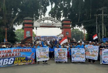FOTO : Aliansi Relawan SPPG Peta Blitar Raya menggelar aksi dukung MBG terus berjalan di Alun-alun Kota Blitar.(blok-a.com/Fajar)