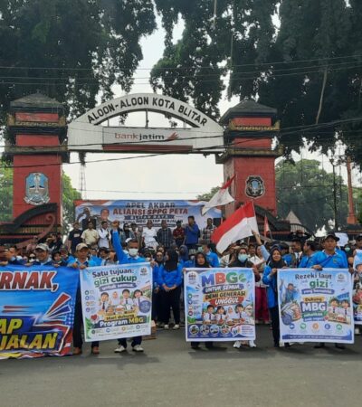FOTO : Aliansi Relawan SPPG Peta Blitar Raya menggelar aksi dukung MBG terus berjalan di Alun-alun Kota Blitar.(blok-a.com/Fajar)