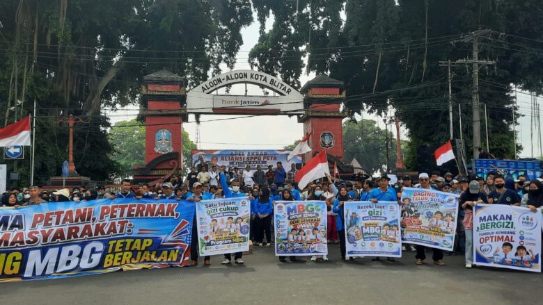 FOTO : Aliansi Relawan SPPG Peta Blitar Raya menggelar aksi dukung MBG terus berjalan di Alun-alun Kota Blitar.(blok-a.com/Fajar)