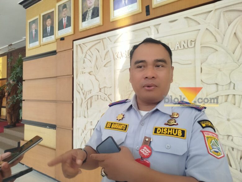 Kepala Dishub Kabupaten Malang, Eko Margianto saat diwawancarai awak media (blok-a.com / Yogga Ardiawan)