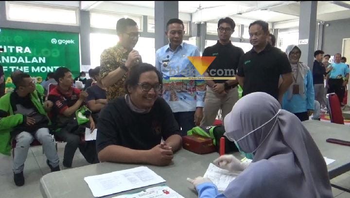 Wali Kota Malang, Wahyu Hidayat saat meninjau cek kesehatan gratis (blok-a.com / Yogga Ardiawan)