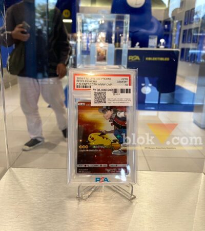 Salah satu kartu pokemon dengan harga Rp35 Juta yang ada di Kolektible Store. (blok-a.com/ M Berril Labiq)