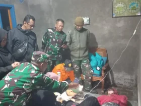 Evakuasi pendaki ilegal Gunung Semeru yang mengalami patah tulang dan berhasil diselamatkan (foto: dok. BB TNBTS)