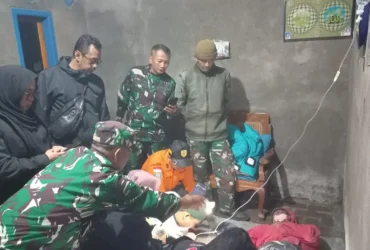 Evakuasi pendaki ilegal Gunung Semeru yang mengalami patah tulang dan berhasil diselamatkan (foto: dok. BB TNBTS)