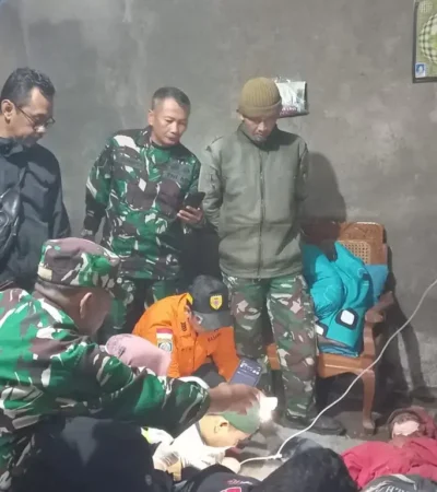 Evakuasi pendaki ilegal Gunung Semeru yang mengalami patah tulang dan berhasil diselamatkan (foto: dok. BB TNBTS)