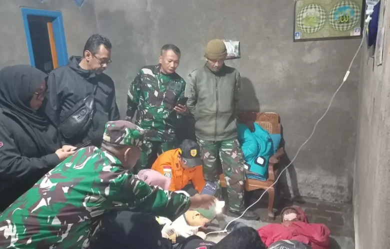 Evakuasi pendaki ilegal Gunung Semeru yang mengalami patah tulang dan berhasil diselamatkan (foto: dok. BB TNBTS)