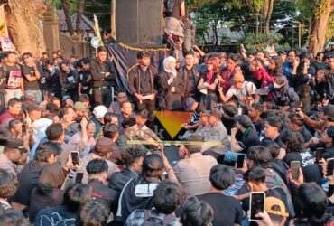 Ketua DPRD Kota Malang, Amithya Ratnanggani Sirraduhita, merespons langsung aksi unjuk rasa yang digelar elemen mahasiswa di depan gedung dewan pada Senin (15/6/2026) kemarin. (blok-a.com / Yogga Ardiawan)