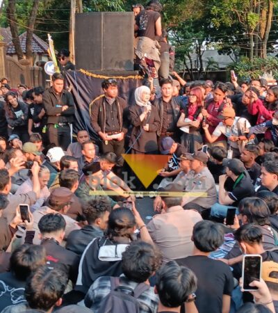Ketua DPRD Kota Malang, Amithya Ratnanggani Sirraduhita, merespons langsung aksi unjuk rasa yang digelar elemen mahasiswa di depan gedung dewan pada Senin (15/6/2026) kemarin. (blok-a.com / Yogga Ardiawan)