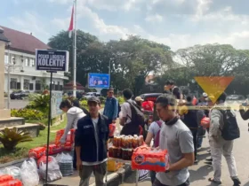 Sebagian massa aksi demo di depan DPRD Kota Malang membuka posko logistik (foto: Blok-a.com/Bob Bimantara)
