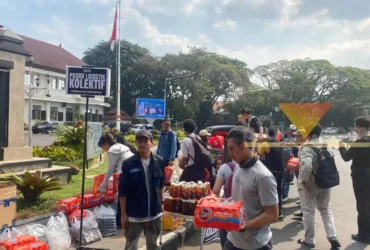 Sebagian massa aksi demo di depan DPRD Kota Malang membuka posko logistik (foto: Blok-a.com/Bob Bimantara)