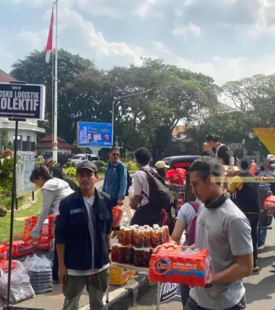 Sebagian massa aksi demo di depan DPRD Kota Malang membuka posko logistik (foto: Blok-a.com/Bob Bimantara)