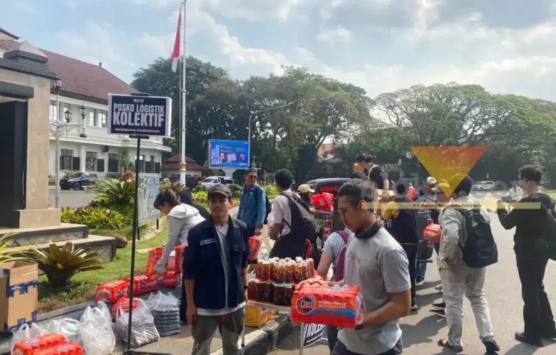 Sebagian massa aksi demo di depan DPRD Kota Malang membuka posko logistik (foto: Blok-a.com/Bob Bimantara)