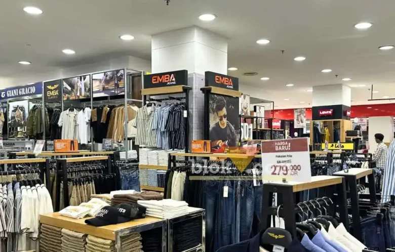 Outlet brand EMBA di salah satu pusat perbelanjaan Kota Malang (foto: Blok-a.com/Zulkaria Irawan)