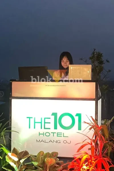 Suasana peluncuran program Sunset Chill DJ di Skyroom THE 1O1 Malang OJ (foto: Blok-a.com/ M Berril Labiq)