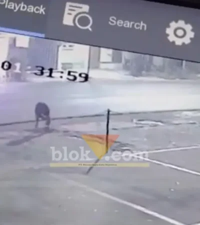Aksi pencurian Grill atau penutup saluran drainase di kawasan Jalan Sunandar Priyo Sudarmo Kota Malang (foto: tangkapan layar)