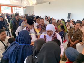 Gubernur Jawa Timur, Khofifah Indar Parawansa didampingi Bupati Malang, HM Sanusi saat disambut siswa-siswi Sekolah Rakyat Srigonco (blok-a.com / Yogga Ardiawan)