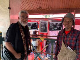 Pendiri MOOI Indie Communication, Yusuf Munthaha atau yang akrab disapa Yosoft M saat menunjukkan hasil karyanya bersama Nasai (blok-a.com / Yogga Ardiawan)
