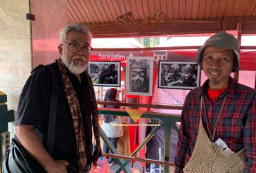 Pendiri MOOI Indie Communication, Yusuf Munthaha atau yang akrab disapa Yosoft M saat menunjukkan hasil karyanya bersama Nasai (blok-a.com / Yogga Ardiawan)