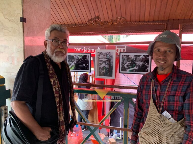 Pendiri MOOI Indie Communication, Yusuf Munthaha atau yang akrab disapa Yosoft M saat menunjukkan hasil karyanya bersama Nasai (blok-a.com / Yogga Ardiawan)