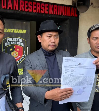 Tim Hukum Yakuza Maneges menunjukkan surat bukti laporan dugaan kasus pelecehan seksual sesama jenis yang terjadi di lingkungan salah satu ponpes di Kota Malang. (blok-a.com / M Berril Labiq)